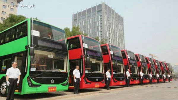 银隆钛酸锂双层纯电动大巴驶进北京